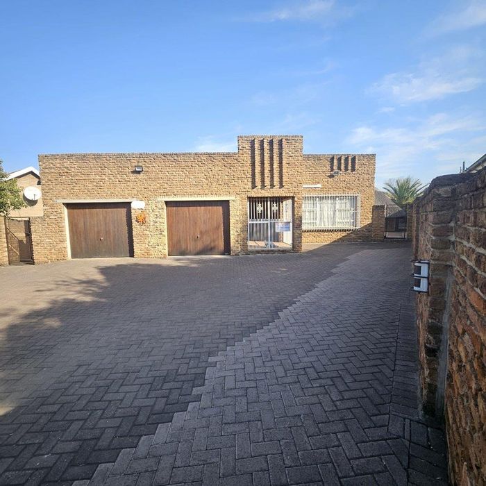 House for Sale in Vanderbijlpark South East: 4 beds, borehole, secure garage.