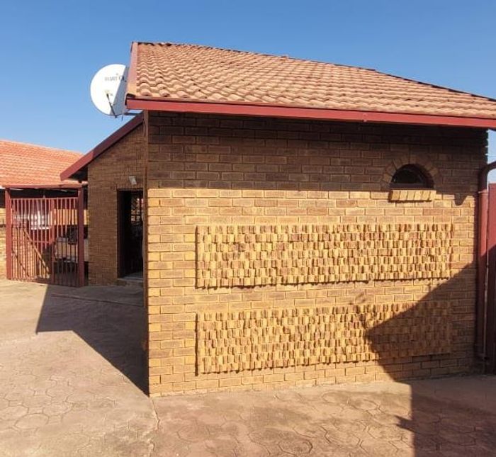 2-Bedroom House For Sale in Soshanguve Ext with parking and full bathroom.