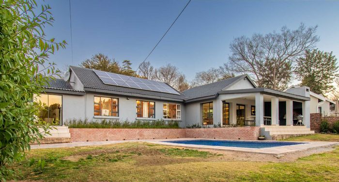 Paulshof House For Sale: 4 beds, pool, solar power, spacious garden, entertainment area.