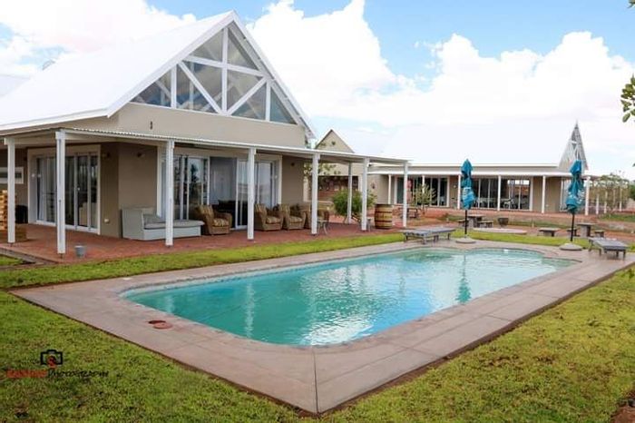 Property #2137430, Game Farm Lodge for sale in Mariental