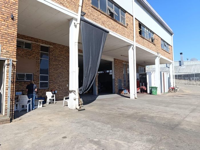 Industrial Property To Rent in Westmead: 300 Amps, parking, yard space available.