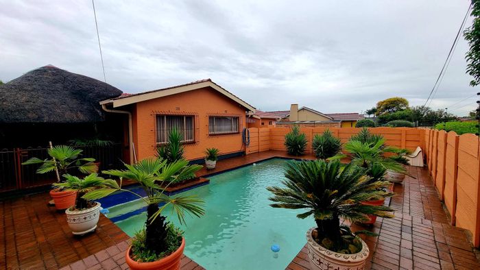 For Sale: Spacious 4-Bedroom House in Verwoerdpark with Pool and Parking.