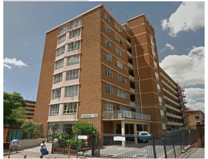 Sunnyside Apartment For Sale: 3 bedrooms, security, parking, and spacious living areas.