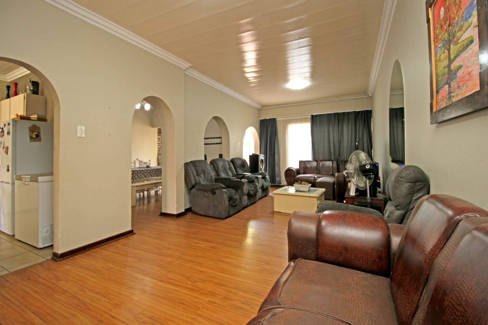 LOUNGE AND OPEN PLAN LIVING/TV ROOM VERY SPACIOUS