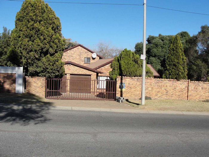 For Sale: 3-bed, 2-bath house with pool, staff accommodation, and large land in Birch Acres Ext 6.