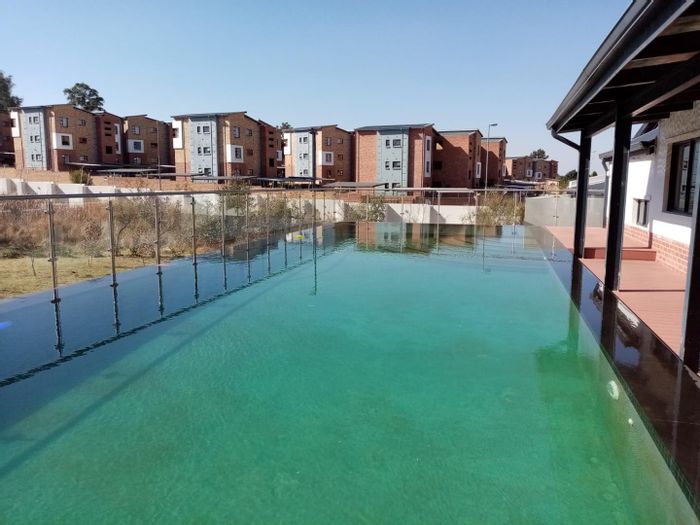 Ground floor apartment in Randpark Ridge with gym, pool, and private garden. To Rent.