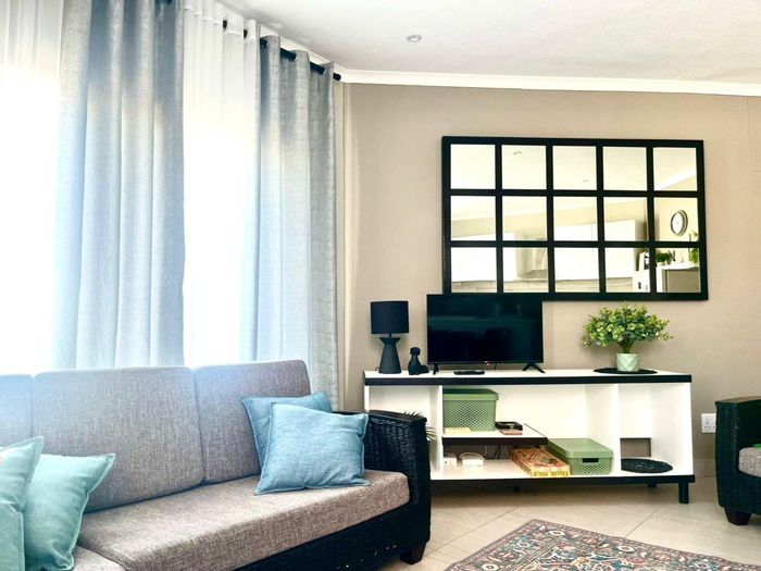 Ocean View Apartment To Rent: 3 Bedrooms, Seafront Braai Patio, Close to Amenities.