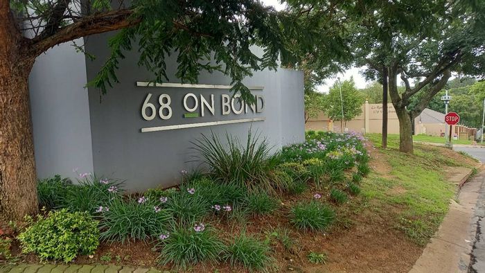 3-Bedroom Apartment To Rent in Randburg Central with prepaid electricity and en-suite.