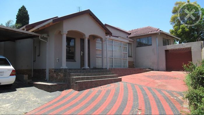 House for Sale in Naturena: 4 bedrooms, entertainment area, near SouthGate Mall.