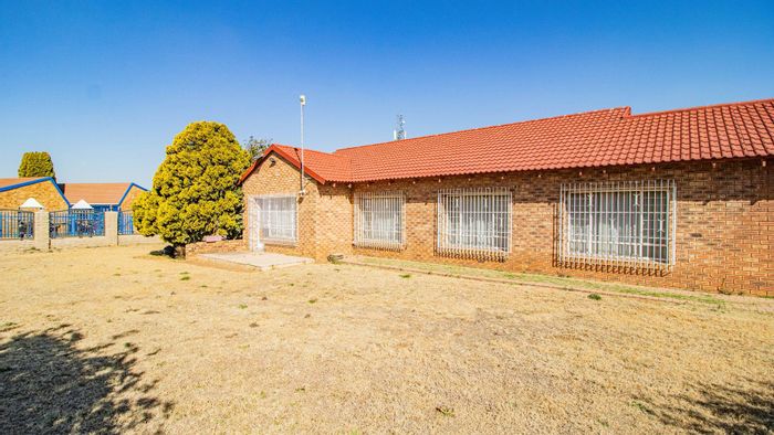 Rynsoord House For Sale: Spacious home with garden, garage, and close amenities.