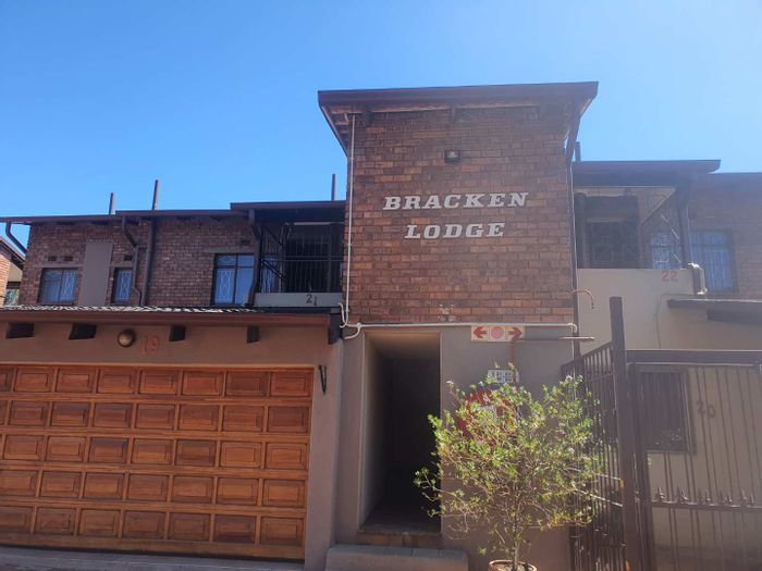 For Sale: 3-Bedroom Townhouse in Brackenhurst with Balcony and Carports.