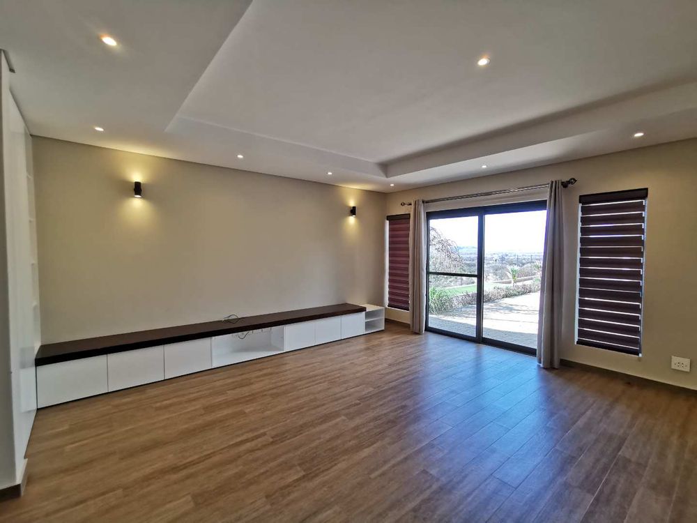 FLAT - OPEN-PLAN LOUNGE AREA 