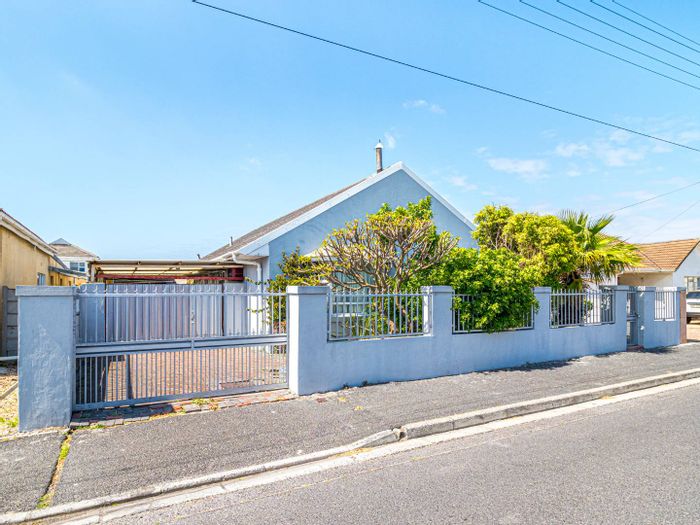 Lansdowne House For Sale: 4 bedrooms, granny flat, ample parking, and open space.