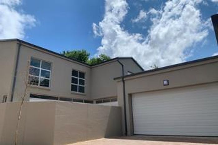 Townhouse To Rent in Nieuw Muckleneuk: 3 beds, pool, braai area, double garage.