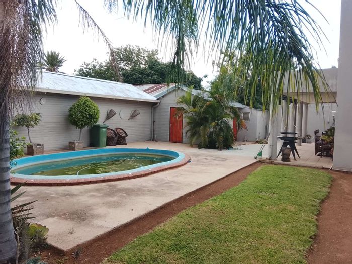 House For Sale in Tsumeb Central: 3 bedrooms, pool, garden, bachelor flat.