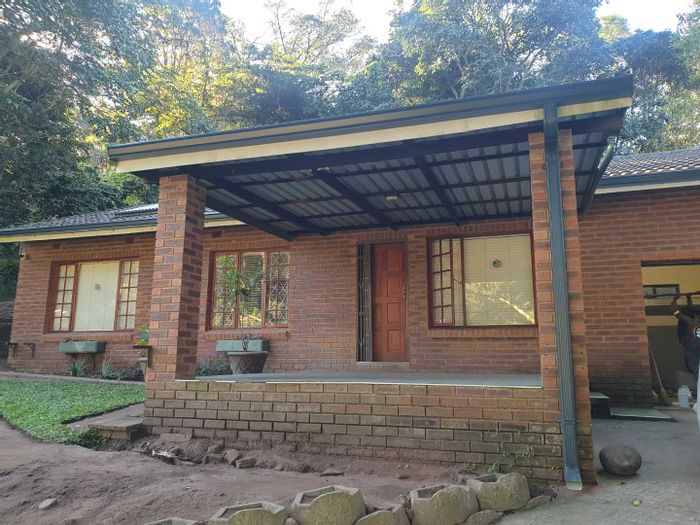 Kloof Central Cottage To Rent: 2 Bedrooms, WiFi, garage, pet-friendly, private entrance.