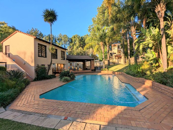 Bryanston Apartment For Sale: 2 Beds, Loft, Pool, Tennis Court, Secure Complex.