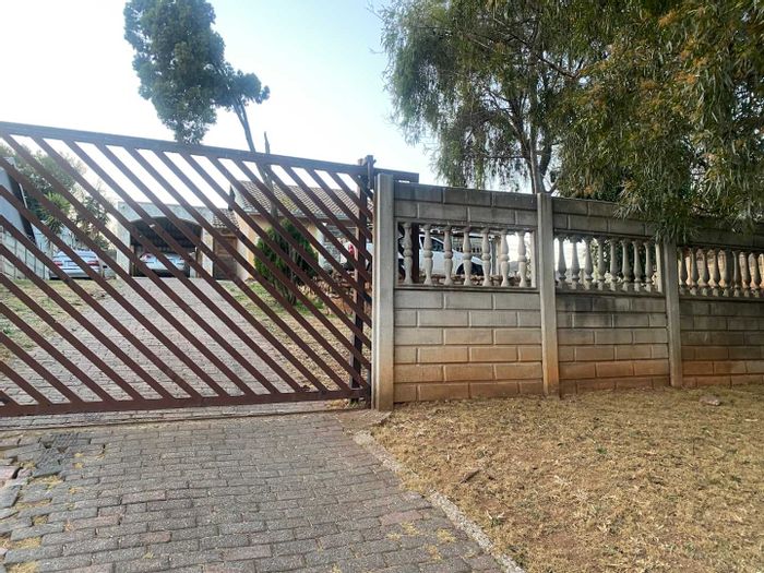 Lindhaven House For Sale: 3 Bedrooms, large stand, 2 carports, renovation potential.