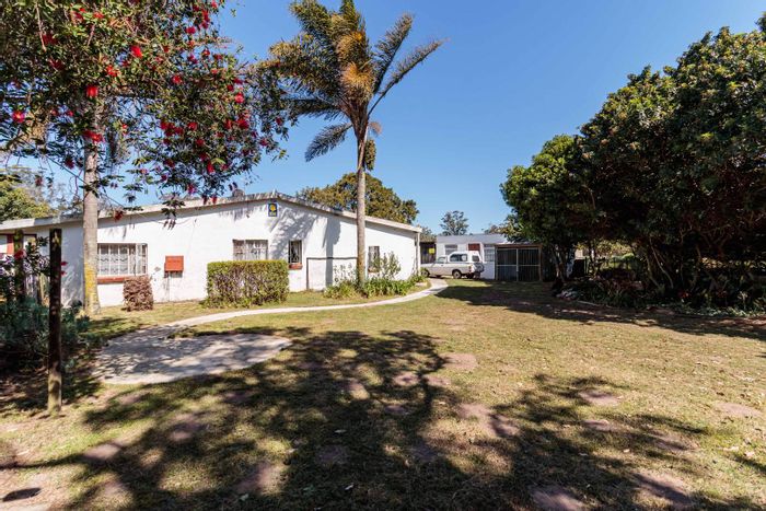 House for Sale in Gedults River: 2-bed farmhouse, flatlets, workshop, ample water supply.