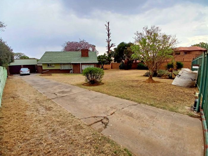 House For Sale in Selcourt Ext 3: Spacious yard, cottage, pool, double garage.