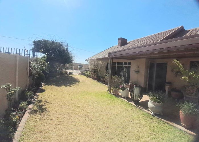 Spacious 3-Bedroom House with Flatlet and Pool in Linmeyer - For Sale!