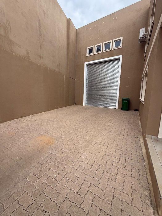 Industrial warehouse in Prosperita to rent: 485m² with office, reception, and security.