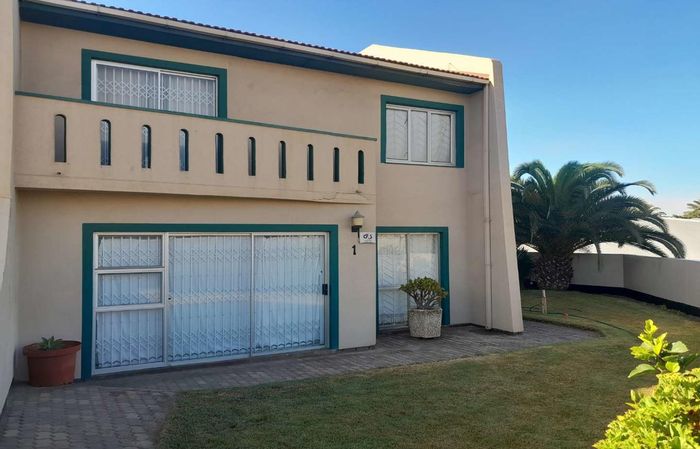 Vineta Townhouse For Sale: Spacious kitchen, private balcony, double garage, low levies.