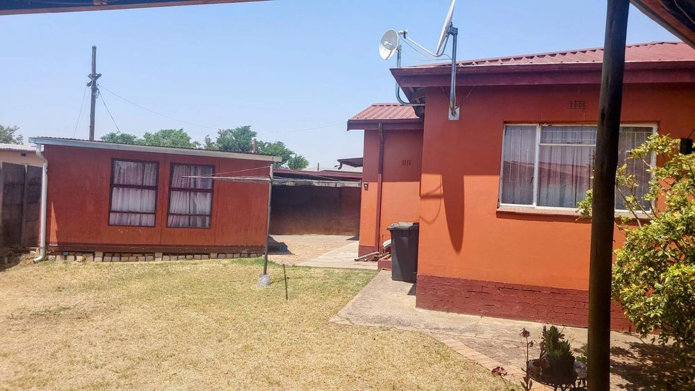 West Park House For Sale Spacious corner stand, three bedrooms, garage