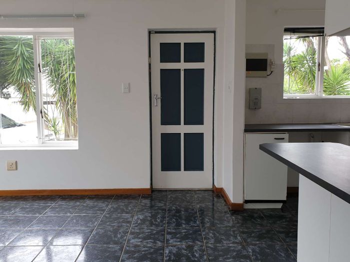 Townhouse To Rent in Lorraine: 2 bedrooms, garden, communal pool, pet-friendly.