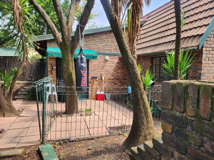 Private 1-bedroom cottage in Ferndale with secure access and parking. To Rent.