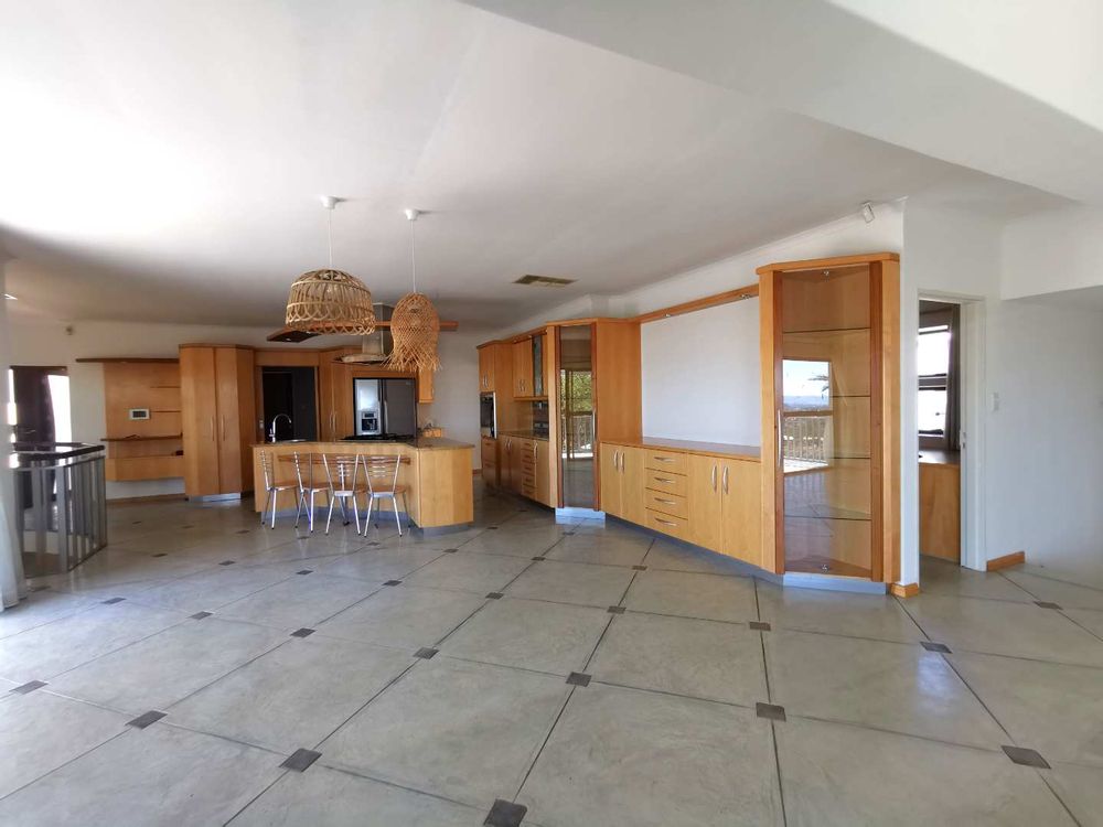 1ST FLOOR -  OPEN-PLAN KITCHEN WITH FAMILY/LIVING AREA 