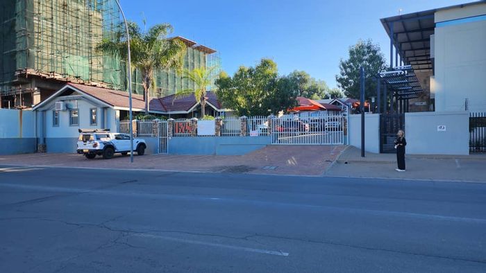 Klein Windhoek Business Space To Rent: Flexible office units, ample parking, tailored options.