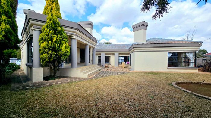 Doringkloof House For Sale: Spacious 4-bed, flatlet, 3 garages, and braai area.