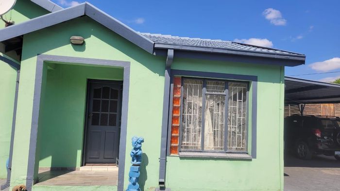 4-bedroom house for sale in Elandsrand with CCTV, carport, and open plan living.