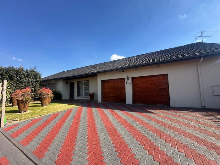 For Sale: Spacious Randhart House with 4 Bedrooms, Pool, and Multiple Living Areas.