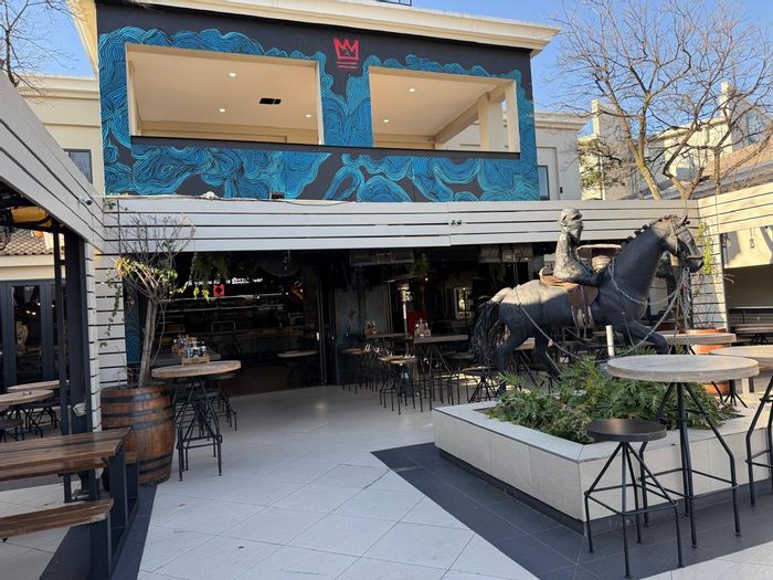 Retail space to rent in Pineslopes, 373 m² with secure parking available.