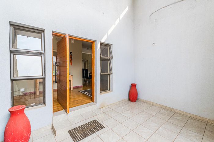 For Sale: House in Ontdekkerspark with 4 bedrooms, pool, double garage, and study.