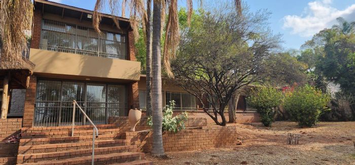 For Sale: House in Pretoria North with 4 bedrooms, expansive grounds, and outbuildings.