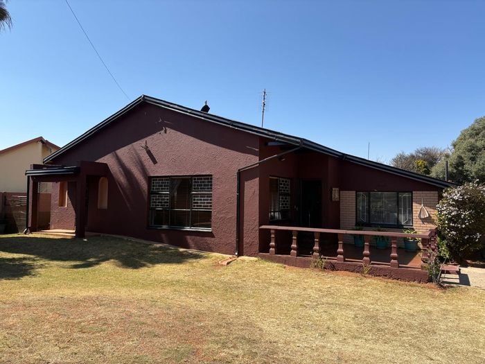 Witpoortjie House For Sale: 5 bedrooms, pool, flatlets, and ample parking.