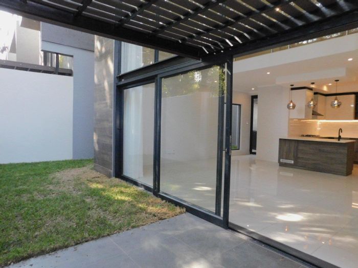 Bryanston Cluster To Rent: 4 beds, solar power, pet-friendly, security system.