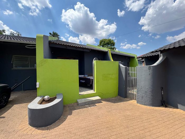 Glenvista House For Sale: Spacious family home with pool, flatlet, and study.