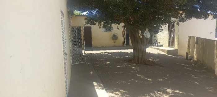 Wanaheda Cluster To Rent: 1 Room, Communal Bath, Interlocked Yard, Geyser.