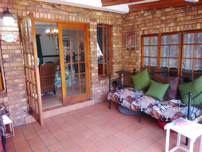 Garsfontein House For Sale: Spacious layout, pool, garden, and entertainment area.