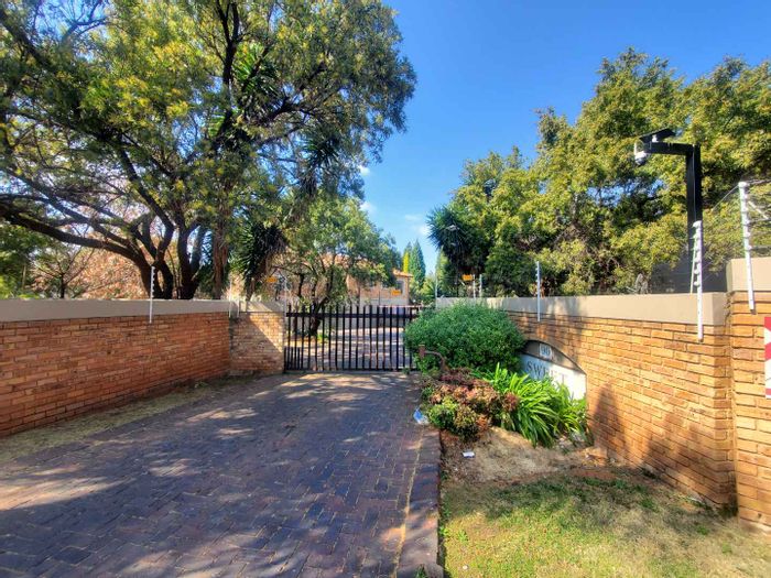 Willowbrook Apartment For Sale: 2-bed, secure complex, near shopping and schools.