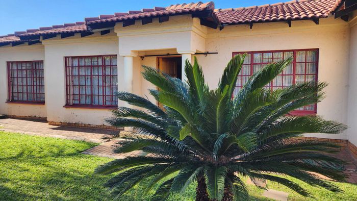 House To Rent in Geelhoutpark: 3 bedrooms, secure yard, near schools and mall.