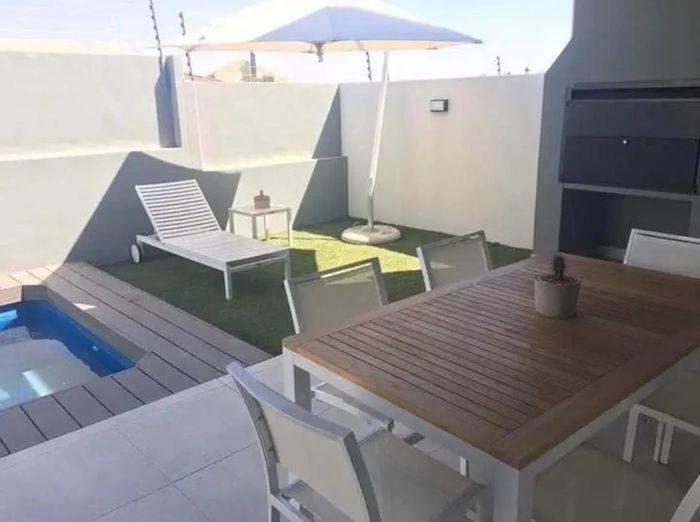Kleine Kuppe Townhouse To Rent: 3 Bedrooms, pool, pet-friendly, secure complex.
