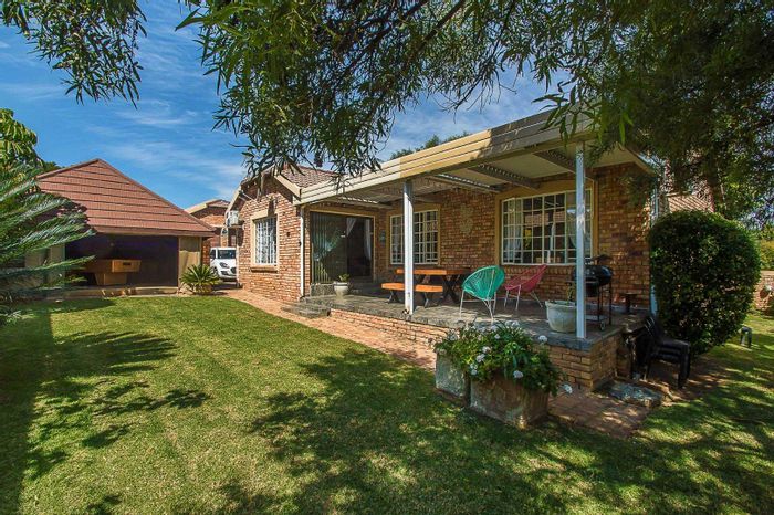 Property #2149475, Townhouse for sale in Honeydew Manor