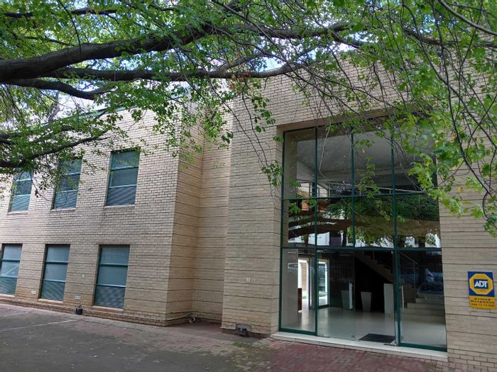 Edenburg Office For Sale: 129m² with private offices, backup power, and garage.