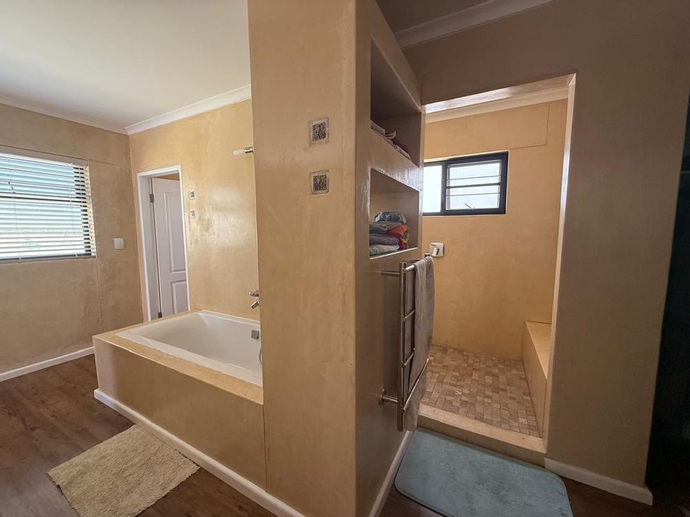 Main bedroom with en-suite bathroom and walk-in closet