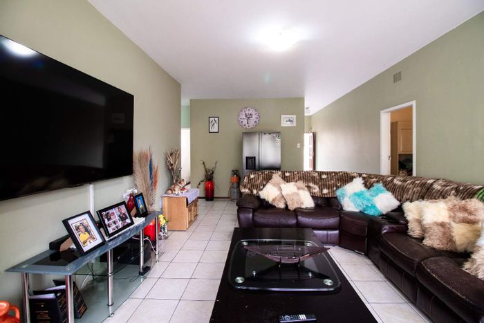 For Sale: Apartment in Benoni Central with spacious living, kitchen, and versatile rooms.